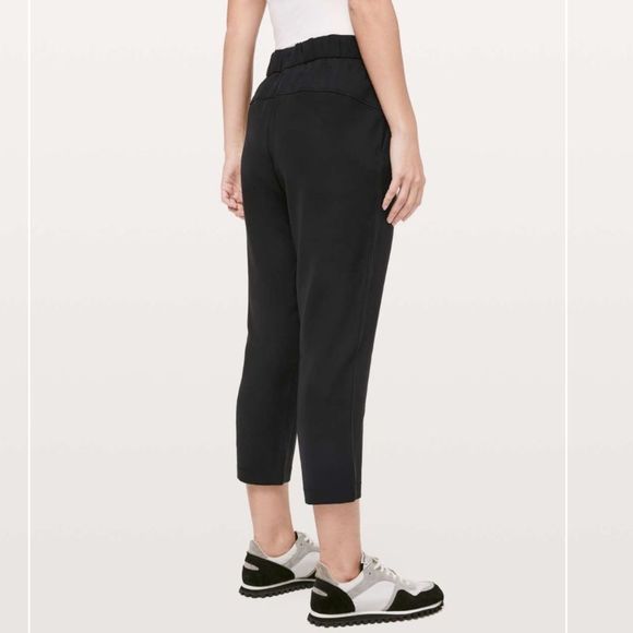 Lululemon On The Fly Crop *Woven 23" in Black - Picture 3 of 14
